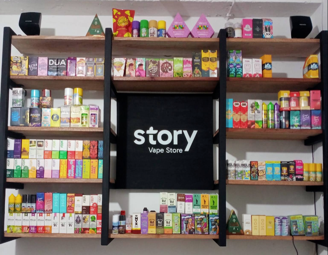 Etalase dan interior Story Vape Slipi Jakarta Barat